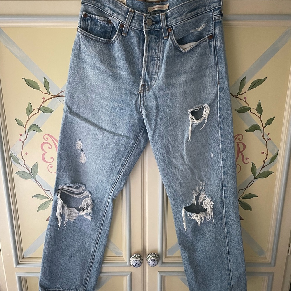 Levi’s Wedgie Straight Blue Distressed Jeans